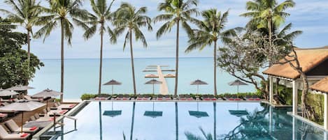 Piscine extérieure, parasols de plage, chaises longues