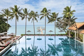 An infinity pool with palm trees and a view of the ocean. - The Lamai Samui (Koh Samui)