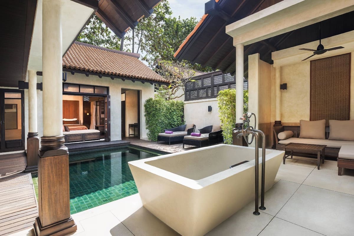 Separate tub and shower, eco-friendly toiletries, hair dryer, bathrobes