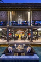 Se sirven desayunos y cocina internacional (con vistas a la piscina) 