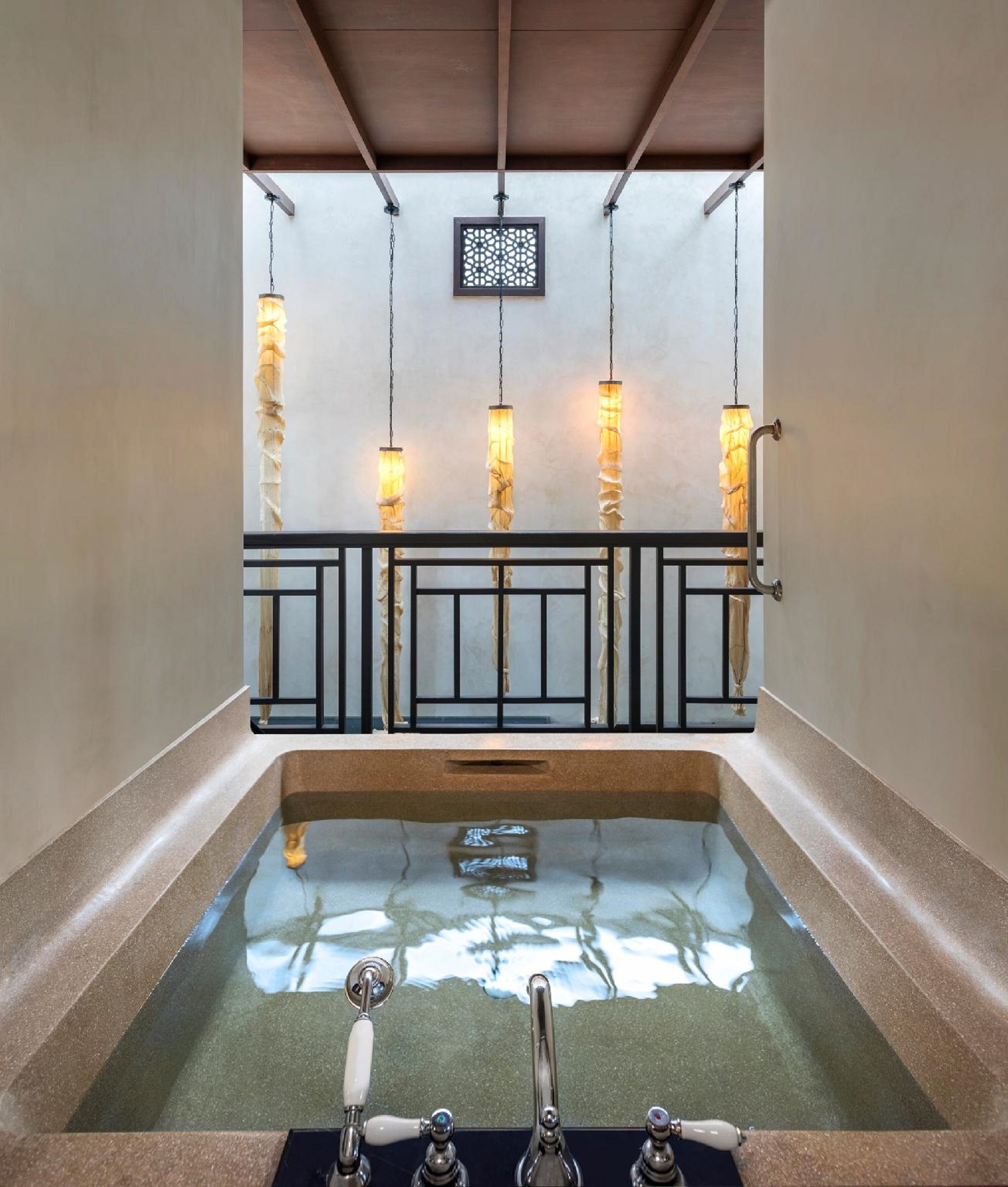 separate bathtub and shower, eco-friendly toiletries, hair dryer