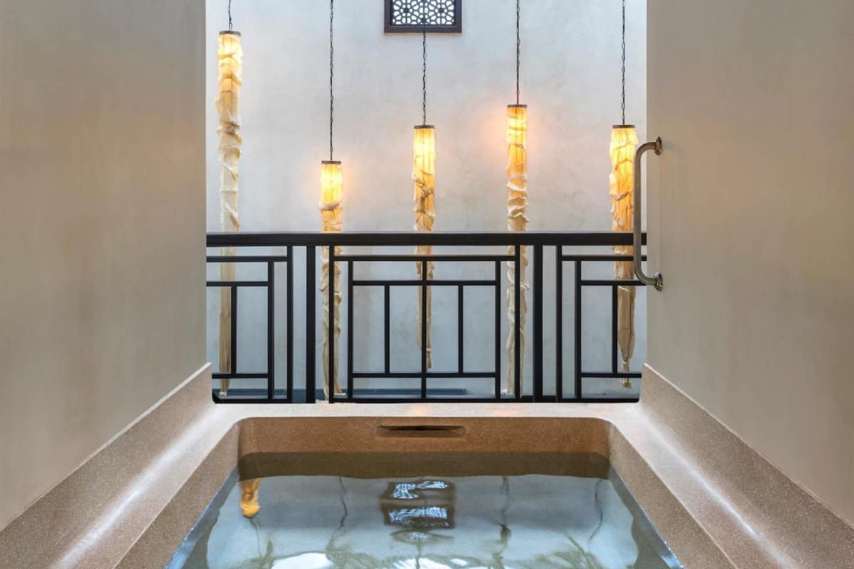 separate bathtub and shower, eco-friendly toiletries, hair dryer