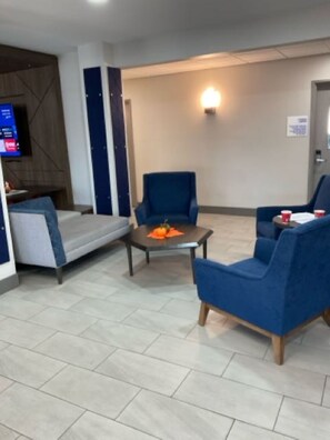 Lobby - Holiday Inn Express Wichita North - Park City by IHG (Wichita)