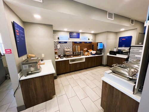 Holiday Inn Express Wichita North - Park City by IHG