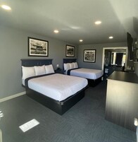 Escritorio, cortinas blackout y tabla de planchar con plancha