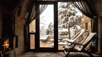 King Cave Suite | Wohnbereich | Fernseher