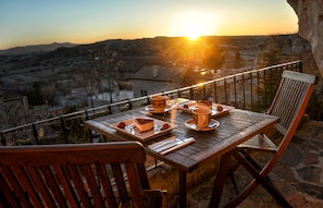 Deluxe Triple Room, Valley View | Balcony - 4 ODA Cave House Boutique Hotel (Ürgüp)