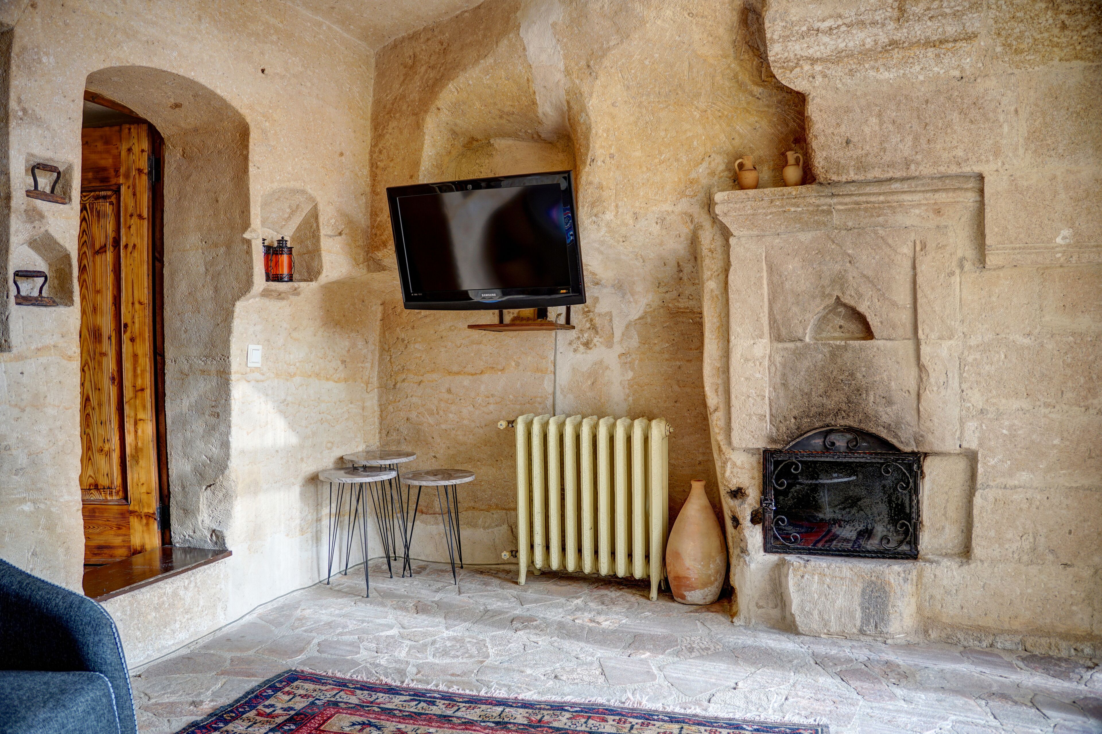 king cave suite | living area | tv