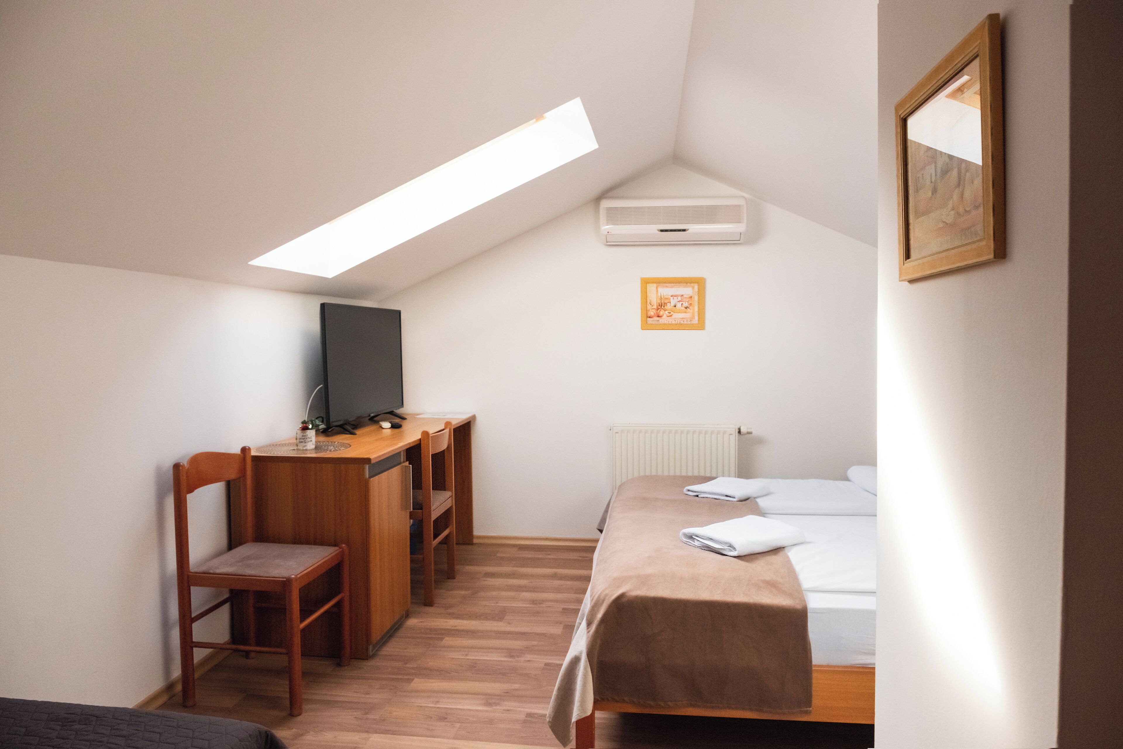 comfort room | 1 bedroom, in-room safe, desk, laptop workspace