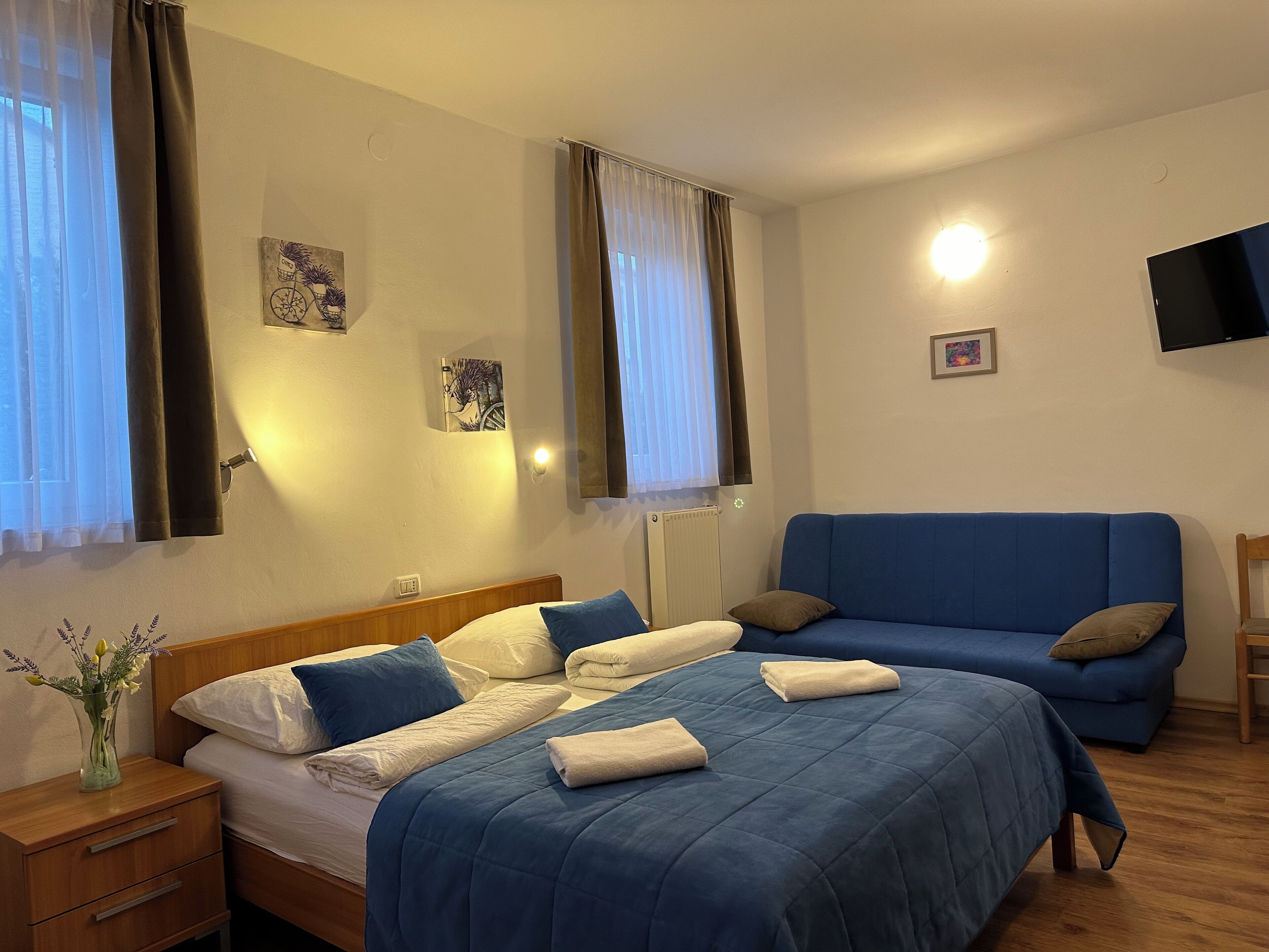 comfort room | 1 bedroom, in-room safe, desk, laptop workspace