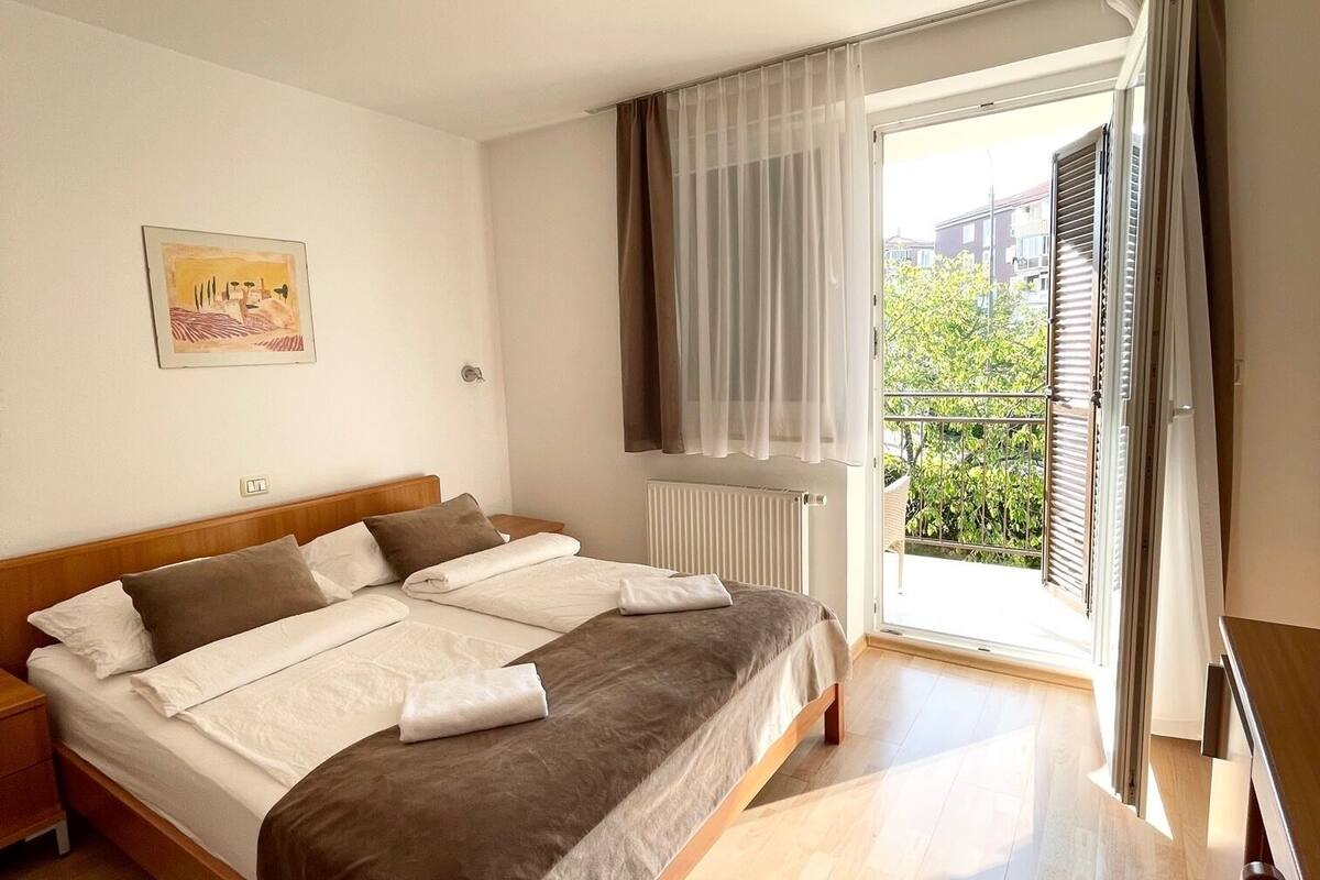 economy room | 1 bedroom, in-room safe, desk, laptop workspace