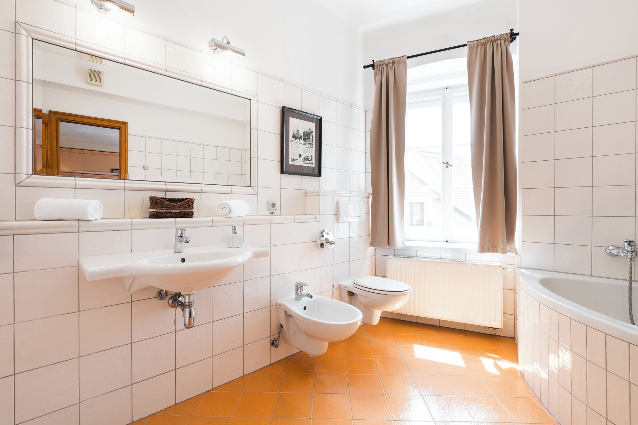 deluxe double room | bathroom | combined shower/bathtub, free toiletries, hair dryer, towels