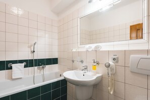 Bañera con ducha, artículos de tocador gratuitos, secador de pelo