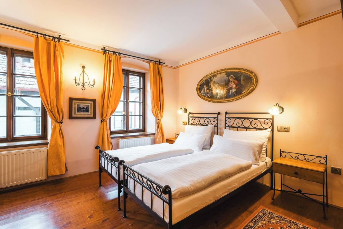 standard twin room | in-room safe, desk, free wifi, bed sheets