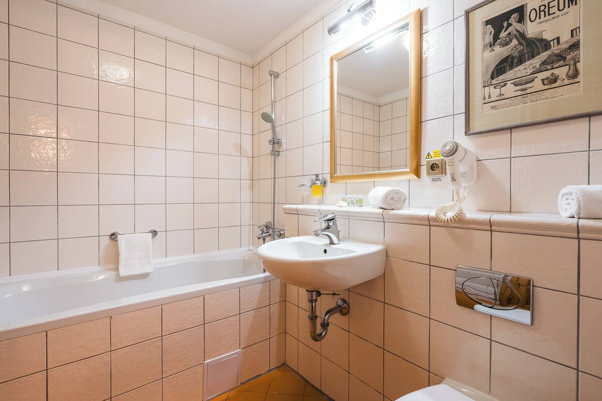 standard twin room | bathroom | combined shower/bathtub, free toiletries, hair dryer, towels