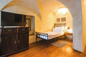 Standard Single Room | In-room safe, desk, free WiFi, bed sheets - Hotel Leonardo (Cesky Krumlov)