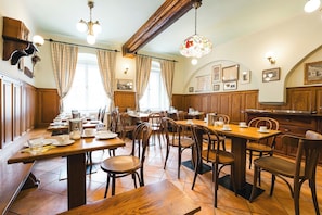 朝食 (コンチネンタル ブレックファスト)、毎日提供 (無料)