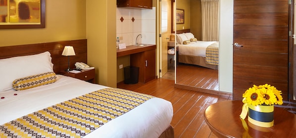 Chambre supérieure, 1 très grand lit, non-fumeur, salle de bain attenante | Literie de qualité, couette en duvet, rideaux d’obscurcissement