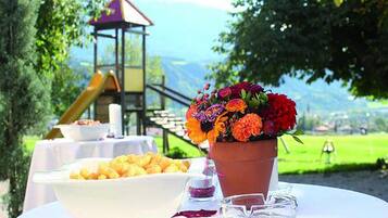 Cocina local con vista al jardín