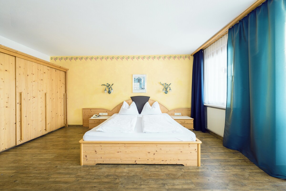 Economy Double Room | Minibar, in-room safe, desk, soundproofing