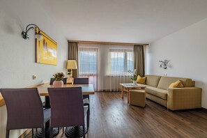 클래식 아파트, 발코니 | 거실 공간 | TV