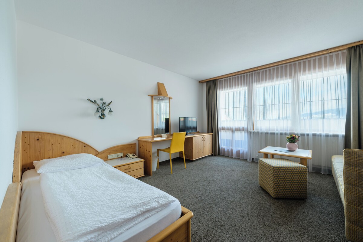 Comfort Single Room | Minibar, in-room safe, desk, soundproofing