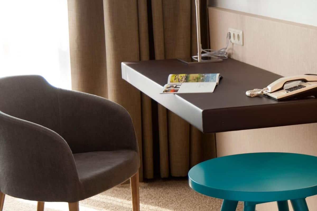 Standard-Doppelzimmer | Minibar, Zimmersafe, Schreibtisch, schallisolierte Zimmer