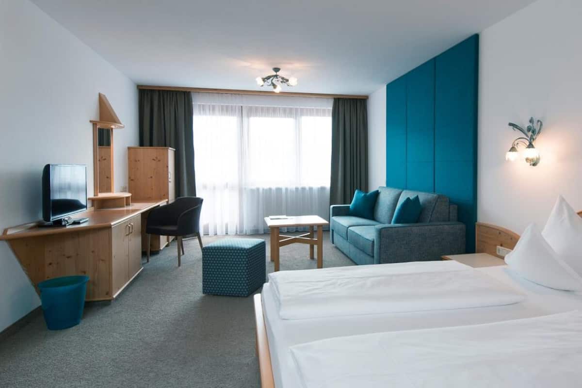 Familienzimmer, Balkon | Minibar, Zimmersafe, Schreibtisch, schallisolierte Zimmer