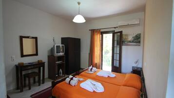 Verdunkelungsvorhänge, schallisolierte Zimmer, Bügeleisen/Bügelbrett