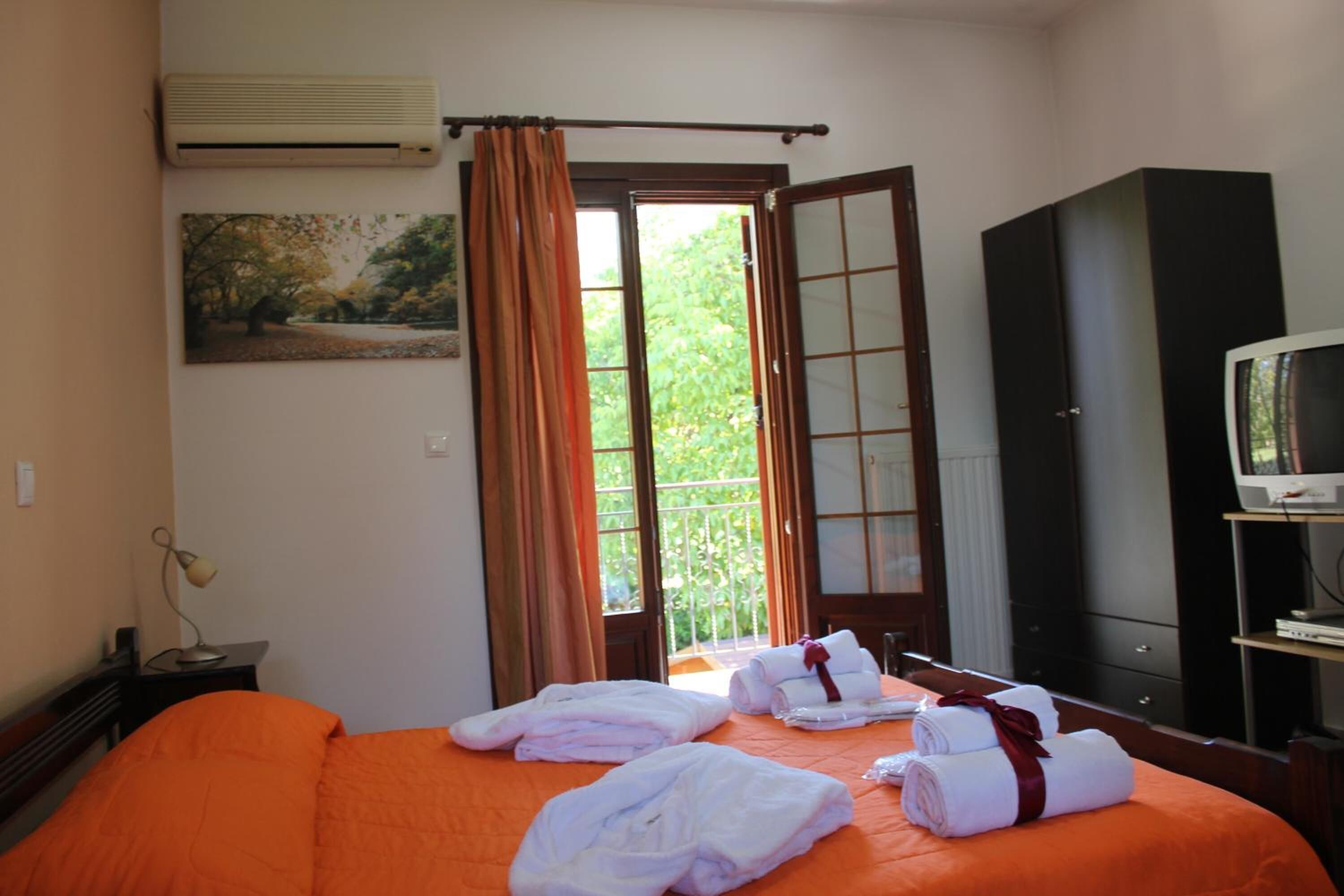 Pimennysverhot, äänieristys, silitysrauta/-lauta, ilmaiset vauvansängyt