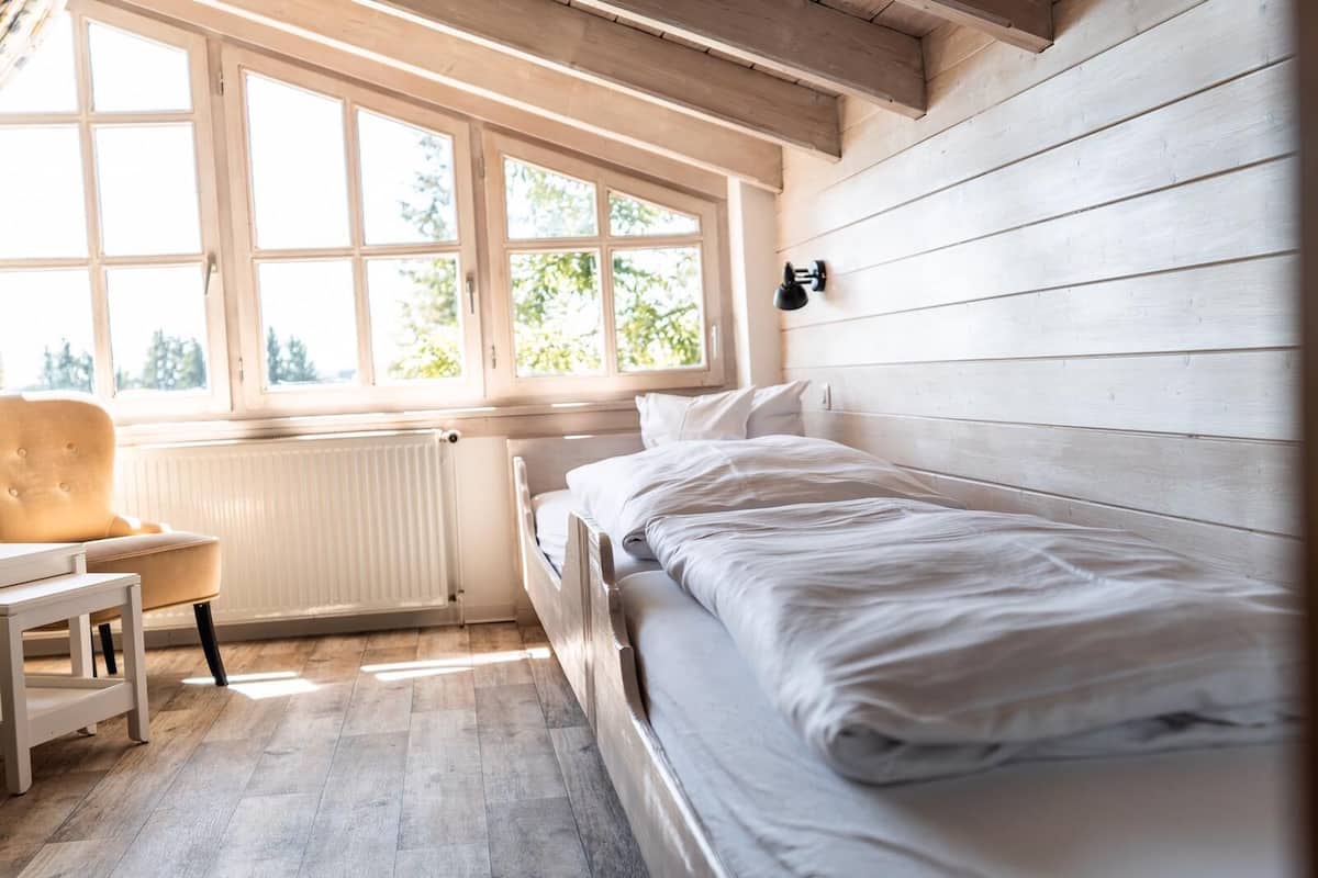 Comfort Single Room, Mountain View | Gebar bulu kapas, peti besi dalam bilik, meja