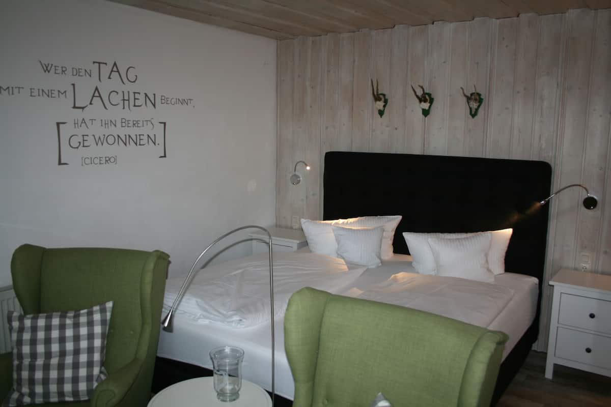 Superior Double Room, Garden View | Gebar bulu kapas, peti besi dalam bilik, meja
