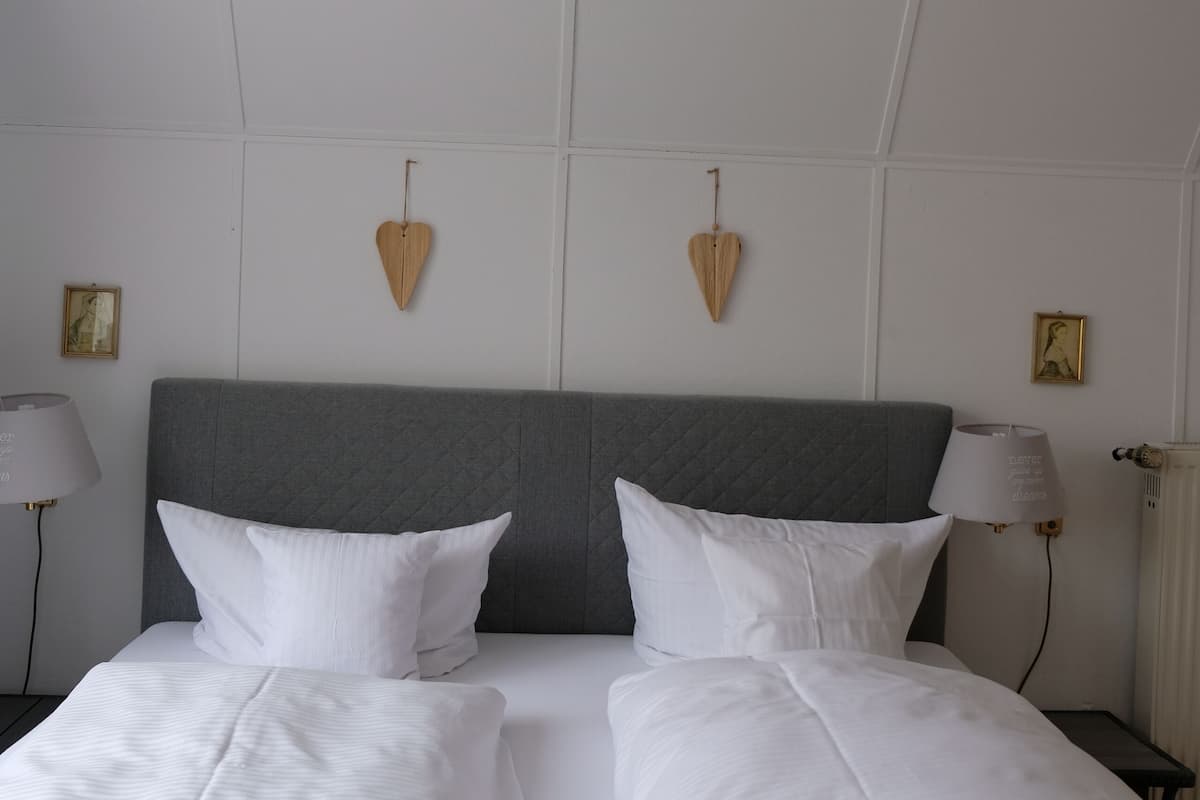 Family Apartment, 2 Bedrooms, Mountain View | Gebar bulu kapas, peti besi dalam bilik, meja