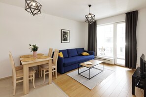 舒适套房, 1 间卧室 | 起居区 | 液晶电视