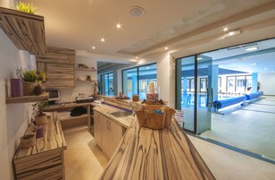 桑拿、湿蒸房、身体护理、芳香疗法、热石按摩、深层组织按摩