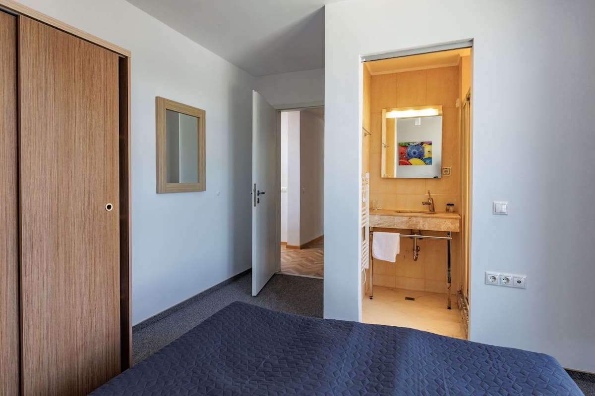 classic suite, 2 bedrooms | bathroom | free toiletries, hair dryer, bathrobes, slippers