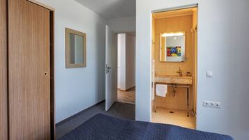 Suite clásica, 2 habitaciones | Baño | Artículos de higiene personal gratuitos, secador de pelo y albornoces