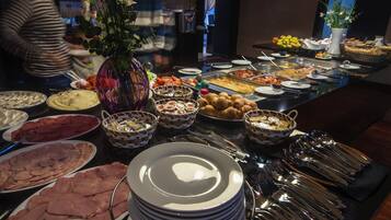 Petit déjeuner buffet (10 EUR par personne)