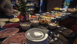 Café da manhã com buffet todos os dias (EUR 10 por pessoa)