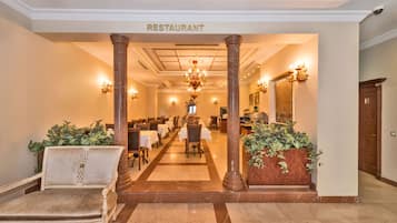 3 restaurants, breakfast served