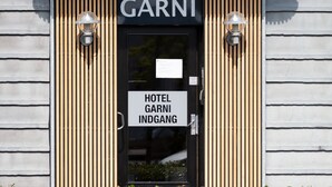 Un hotel llamado "Hotel Garni" con un cartel que indica que se encuentra en proceso de renovación.