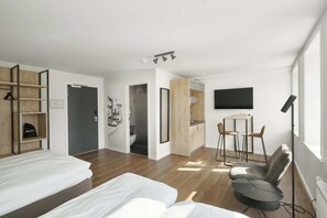 Estudio | Decoración personalizada, muebles diferentes, escritorio y wifi gratis 