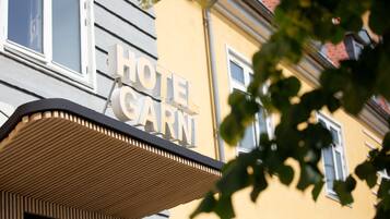A hotel sign with the name "HOTEL GARNITZ".