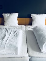 特色装修、特色家居、办公桌、免费 WiFi