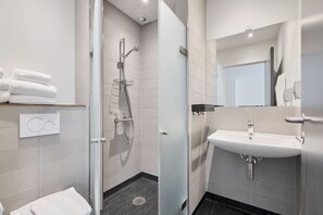 Estudio | Baño | Regadera, toallas, jabón, shampoo 