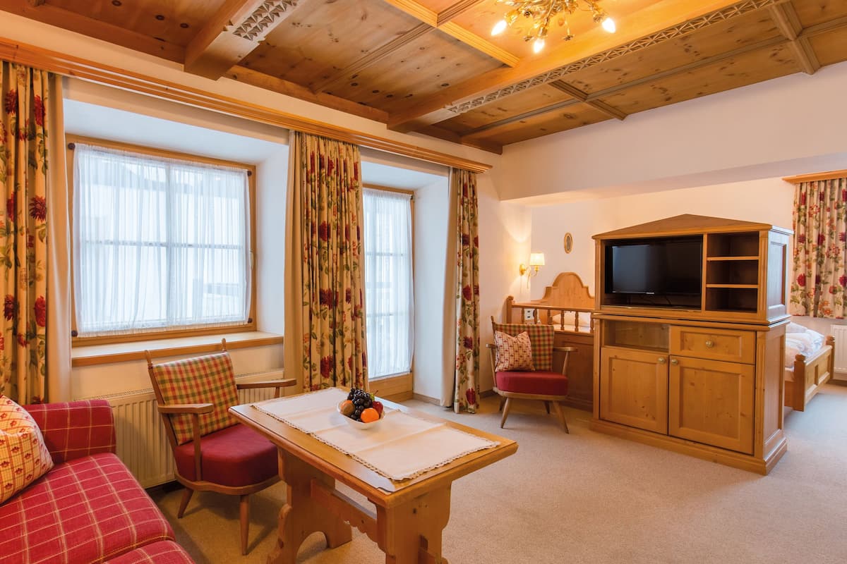 Deluxe-Apartment | Wohnbereich | Flachbildfernseher