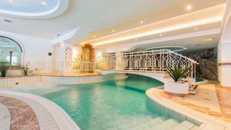 Una piscina al aire libre, sillones reclinables de piscina. Hotel Gaspingerhof