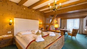 Suite – junior | Allergitestet sengetøy, safe på rommet, skrivebord og wi-fi (inkludert)