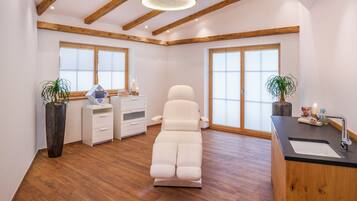 Sauna, Turkish bath/hammam, body treatments, hot stone massages