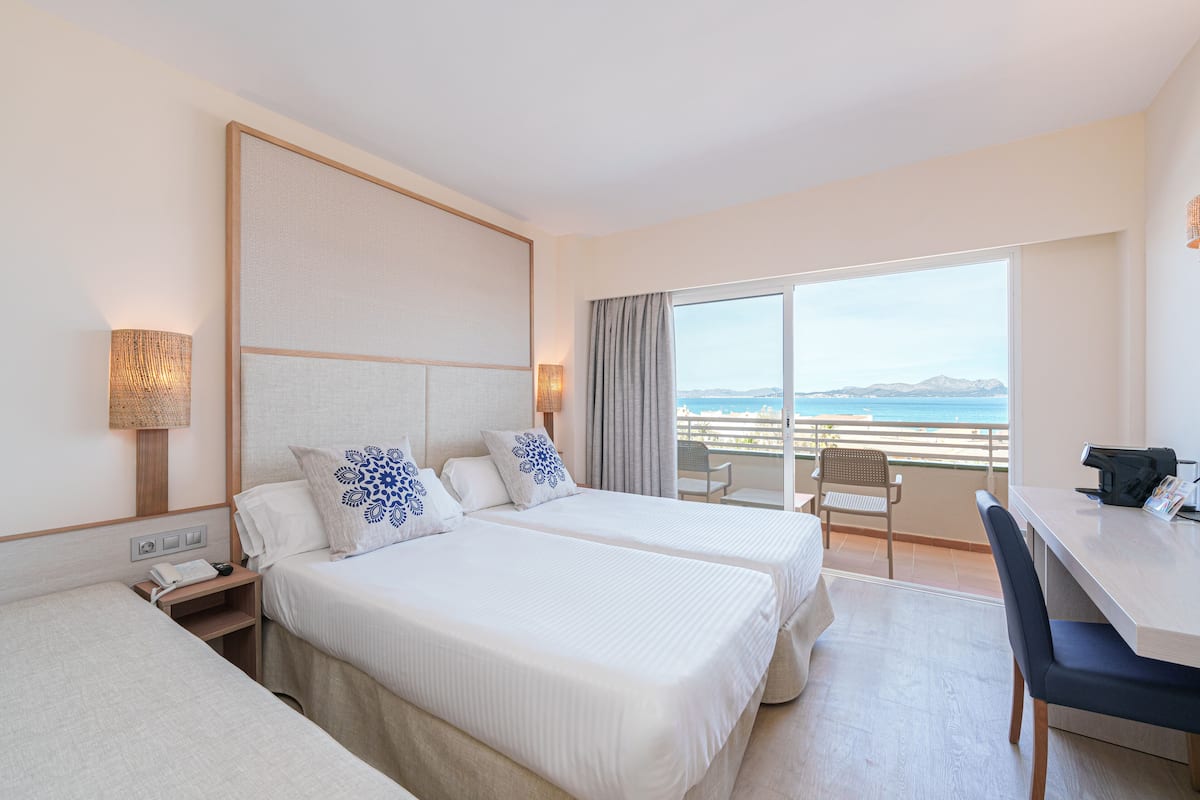 double room, balcony, sea view | 1 bedroom, hypo-allergenic bedding, minibar, in-room safe